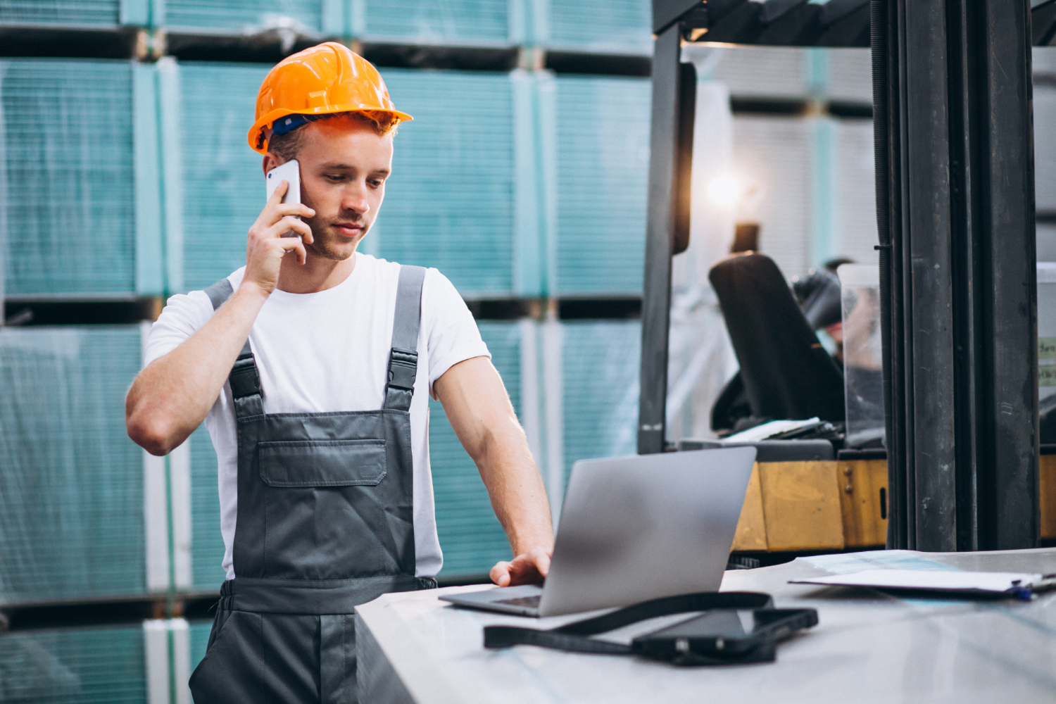 Fachowiec z telefonem w dłoni, wnętrze biura